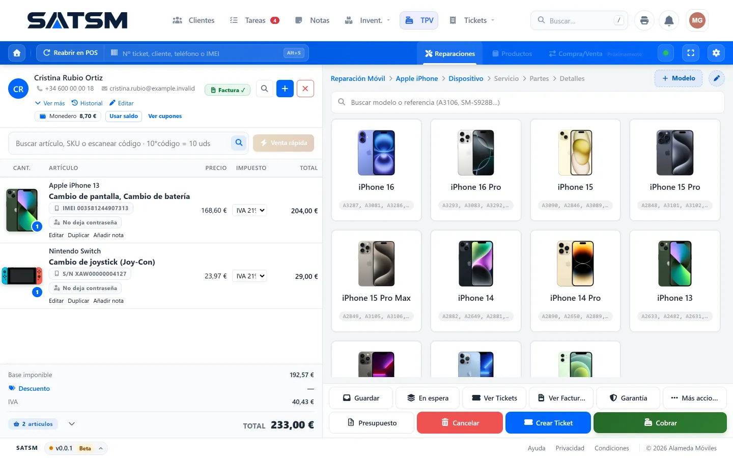 TPV de SATSM con una recepción en curso: clienta con saldo de monedero, un iPhone 13 (cambio de pantalla y de batería) y una Nintendo Switch en el carrito, 233 € en total, junto al catálogo de modelos de iPhone.